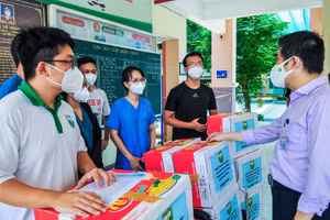 PGS.TS.BS Nguyễn Thanh Hiệp (Hiệu trưởng Trường ĐH Y khoa Phạm Ngọc Thạch) thăm hỏi SV, GV trường đang tham gia hỗ trợ phòng chống dịch Covid-19 trên địa bàn TPHCM.