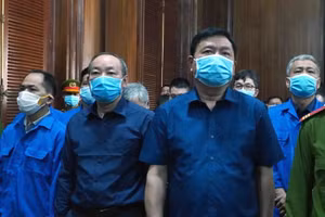 Bị cáo Đinh La Thăng (phải) và các đồng phạm tại tòa.