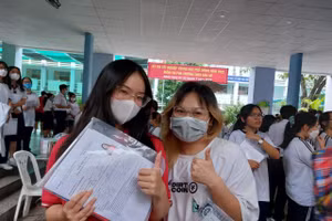 Thí sinh tại điểm thi Trường THCS Bàn Cờ (quận 3, TPHCM).