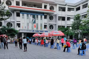 GV Trường Tiểu học Âu Dương Lân tại điểm tiêm Trường THCS Lý Thánh Tông.