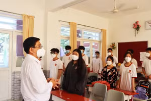 Thầy Nguyễn Trọng Chí - Hiệu trưởng Trường iSchool Long An, vào lớp thăm hỏi học sinh trong ngày đầu tiên trở lại trường.