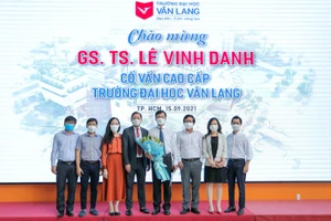 Ông Lê Vinh Danh và tập thể lãnh đạo VLU.