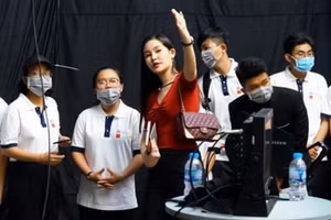 ThS Lê Âu Ngân Anh (Giám đốc Chương trình Quản trị sự kiện Trường ĐH Hoa Sen) hướng dẫn sinh viên tìm hiểu quá trình quay hình tại một phim trường.