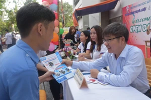 Học sinh tìm hiểu về ngành Sư phạm công nghệ tại Ngày mở lần thứ 15.