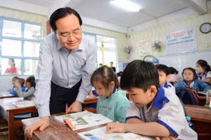 Bộ trưởng Phùng Xuân Nhạ kiểm tra khả năng đọc chữ của HS lớp 1 Trường Tiểu học Phùng Ngọc Liêm (TP Bạc Liêu, tỉnh Bạc Liêu).