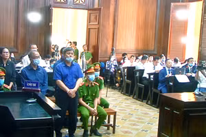 Các bị cáo đứng nghe tòa đọc cáo trạng. Ảnh: C.Chương.