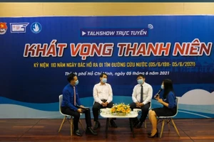 MC cùng diễn giả trao đổi tại buổi tọa đàm.