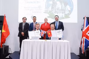 Ông Thanh Bùi (Chủ tịch Embassy Education, phải) và ông Ian Callender (Giám đốc NLCS Quốc tế) ký kết biên bản hợp tác.