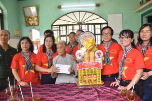 Ban tổ chức thăm, tặng quà Mẹ VN anh hùng Nguyễn Thị Hay (xã Cần Thạnh, huyện Cần Giờ, TPHCM.