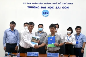 Ông Nguyễn Văn Hiếu (Giám đốc Sở GD&ĐT TPHCM) và ông Phạm Hoàng Quân (Hiệu trưởng Trường ĐH Sài Gòn) bắt tay tại lễ ký kết.