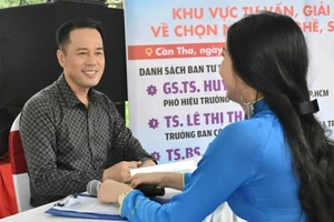 GS.TS Huỳnh Văn Sơn (bên trái) trong một hoạt động tư vấn tâm lý. Ảnh tư liệu chụp trước ngày 27/4/2021.