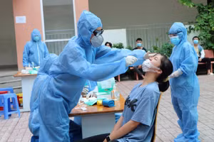 Cán bộ y tế thực hiện test nhanh Covid-19 cho các thí sinh tại Bình Dương.