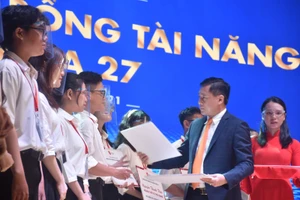 TS Nguyễn Cao Trí – Chủ tịch Hội đồng trường VLU, trao học bổng cho các tân sinh viên khóa 27.