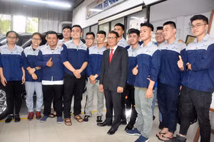 Ông Võ Quang Huệ - Phó Tổng giám đốc Tập đoàn Vingroup, chụp ảnh lưu niệm với SV khoa Cơ khi động lực HCMUTE, ngày 5/10. Ảnh: Công Chương.