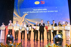Thứ trưởng Bộ GD&ĐT Nguyễn Văn Phúc trao Bằng khen của Bộ trưởng Bộ GD&ĐT cho các các cá nhân của HUFLIT.