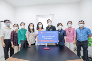 Đại diện Trường ĐH Văn Lang trao biểu trưng 1 tỷ đồng hỗ trợ Bệnh viện Phụ sản Hùng Vương.