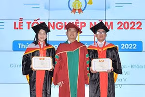 PGS.TS Nguyễn Thanh Hiệp (Hiệu trưởng Trường ĐH Y khoa Phạm Ngọc Thạch) tuyên dương sinh viên đạt thành tích cao. 