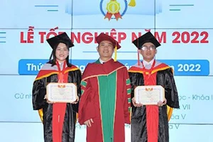 PGS.TS Nguyễn Thanh Hiệp (Hiệu trưởng Trường ĐH Y khoa Phạm Ngọc Thạch) tuyên dương sinh viên đạt thành tích cao. 