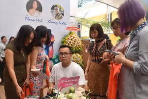 Tác giả Khương Teddy ký tặng sách “Bông Cẩm tú cầu” cho độc giả tại buổi giao lưu.