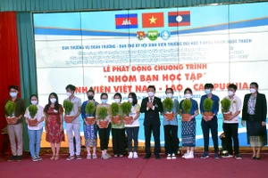 Đại diện các “Nhóm bạn học tập” sinh viên Việt Nam – Lào – Campuchia nhận quà tại sự kiện.