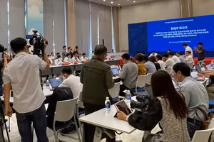 Quanh cảnh buổi họp báo.