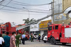 Lực lượng chức năng đang làm việc tại hiện trường vụ cháy quán karaoke ở TP Thuận An, Bình Dương.
