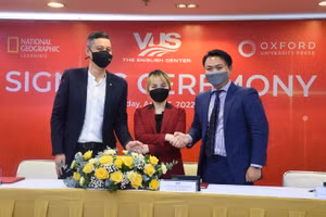 Đại diện Anh văn Hội Việt Mỹ cùng nhà xuất bản National Geographic Learning và Oxford University Press bắt tay tại lễ ký kết. 