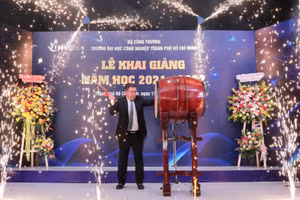 Tiến sĩ Phan Hồng Hải - Hiệu trưởng IUH, đánh trống khai giảng năm học mới.
