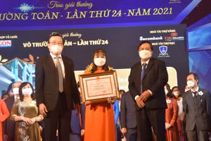 Cô Nguyễn Như Thủy - Giáo viên môn Ngữ văn Trường THCS Lê Anh Xuân (Quận Tân Phú, TPHCM), nhận giải thưởng Võ Trường Toản năm 2021.