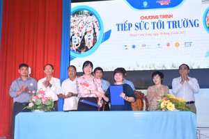 Nhà báo Dương Thanh Hương, Phó Tổng Biên tập Báo Giáo dục&Thời đại (bên phải) và bà Nguyễn Thị Bạch Vân (Giám đốc Sở Giáo dục & Đào tạo tỉnh Trà Vinh) trao văn bản ký kết hợp tác.