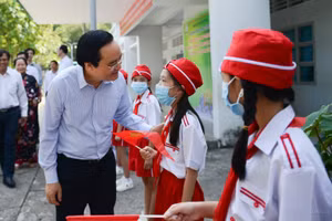 Bộ trưởng Phùng Xuân Nhạ trò chuyện với HS Trường Tiểu học Lê Văn Tám.
