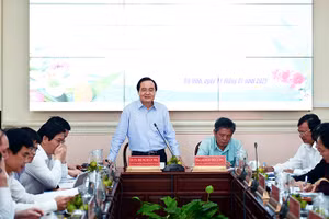 Bộ trưởng Phùng Xuân Nhạ phát biểu tại buổi làm việc với UBND tỉnh Trà Vinh.