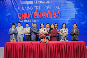 Đại diện VLU, Viet Lotus và  Cục Tin học hóa (Bộ TT&TT) thực hiện ký kết bản ghi nhớ hợp tác về chương trình đào tạo Chuyển đổi số Quốc gia.