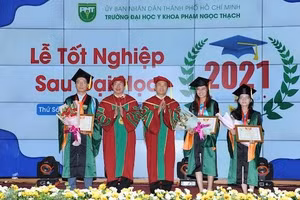 Nhà trường tuyên dương học viên tốt nghiệp đạt nhiều thành tích.