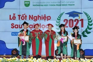 Nhà trường tuyên dương học viên tốt nghiệp đạt nhiều thành tích.