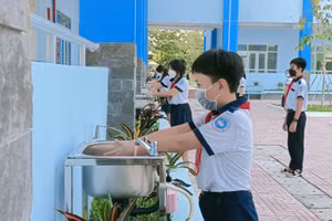 Học sinh lớp 7, 8,9 Trường THCS Thị trấn (huyện Củ Chi, TPHCM) đi học trực tiếp.