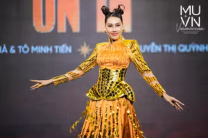 Thiết kế ỦN ỈN được trình diễn bởi Nguyễn Thị Quỳnh Anh tại Đêm trình diễn thiết kế trang phục dân tộc- Miss Universe 2022.