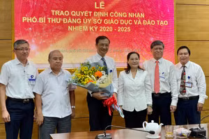 Phó Bí thư Thành ủy TPHCM Nguyễn Thị Lệ (thứ 3 từ phải qua) và Ban lãnh đạo Sở GD&ĐT TPHCM chúc mừng ông Lê Hoài Nam (thứ 3 từ trái qua).