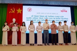 La Vie trao tặng 50 suất học bổng cho học sinh hiếu học ở huyện Tân Hưng, Long An.