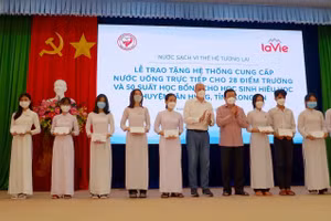 La Vie trao tặng 50 suất học bổng cho học sinh hiếu học ở huyện Tân Hưng, Long An.