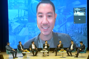 Các diễn giả chia sẻ tại tọa đàm.