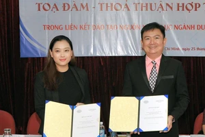 Đại diện HUFLIT ký kết thỏa thuận hợp tác với các doanh nghiệp lữ hành, khách sạn tại sự kiện. Ảnh: C.Chương.