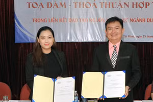 Đại diện HUFLIT ký kết thỏa thuận hợp tác với các doanh nghiệp lữ hành, khách sạn tại sự kiện. Ảnh: C.Chương.