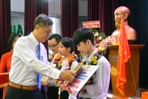 Ông Lưu Đức Hiển - Chủ tịch Hội đồng HUFLIT trao học bổng cho 3 thủ khoa đầu vào của trường.