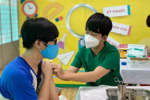 Học sinh Trường THPT Võ Văn Kiệt (Q.8, TPHCM) được tiêm vắc-xin phòng Covid-19 (ngày 29/10).