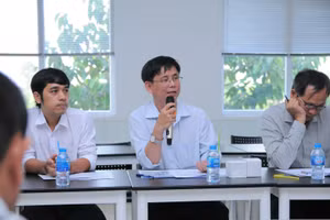  TS Lâm Thành Hiển (giữa) phát biểu trong một buổi gặp gỡ, trò chuyện cùng sinh viên.