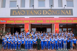 Sinh viên LHU tham quan, tìm hiểu về lịch sử dân tộc tại bảo tàng tỉnh Đồng Nai.