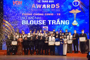 Đại diện 10 đơn vị nhận giải Ban tổ chức vinh danh mô hình “Bệnh viện chị” hỗ trợ “Bệnh viện em” của Bệnh viện nhân dân Gia Định. “Thành tựu Y khoa Việt Nam năm 2021” cùng Ban tổ chức trong đêm vinh danh.