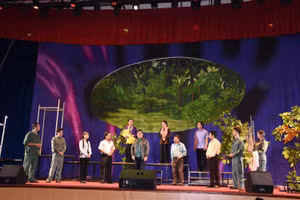 Một cảnh trong vở diễn. NSƯT Lê Tứ vai chú Sáu (thứ 5 từ phải qua).