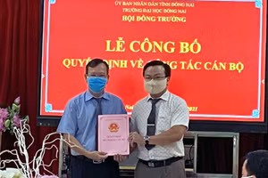 Chủ tịch Hội đồng trường Trường ĐH Đồng Nai trao quyết định bổ nhiệm Hiệu trưởng cho ông Lê Anh Đức (trái).